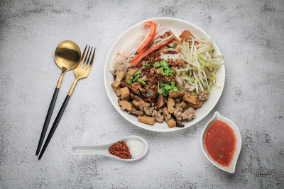 中国蒸米粉猪肉，香肠，仿蟹肉棒，ิ煮豆芽，蘑菇和豆腐在甜酱油。辣椒粉，腌辣椒和糖餐桌亚洲菜式