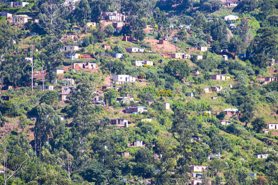建在陡峭坡地上的低成本住房