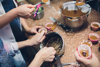 女人的手就像mafin，把巧克力倒进模具里