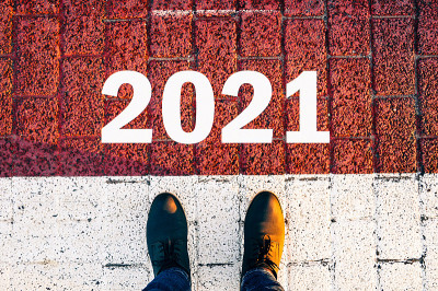 男子站在2021年的起跑线上