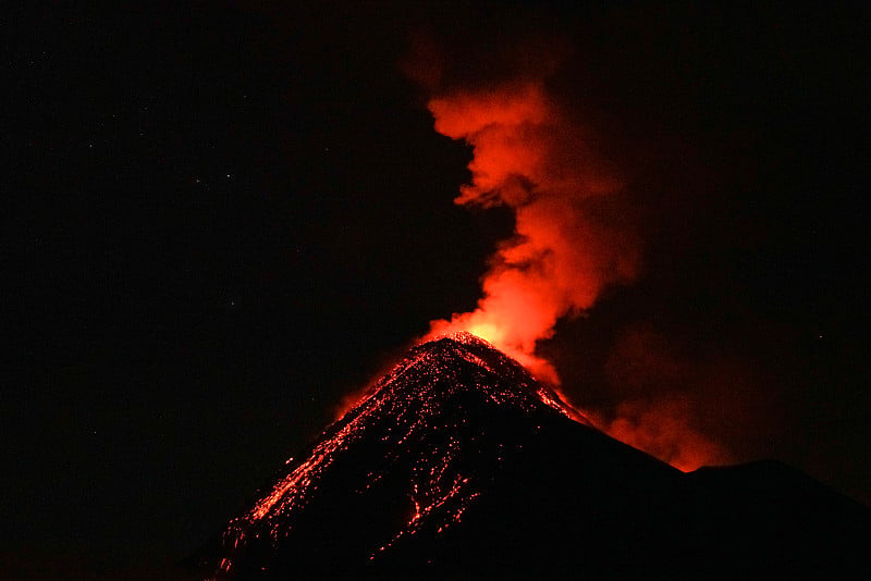 南美洲危地马拉阿卡特南戈火山喷发