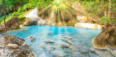 泰国四面湾热带森林瀑布瀑布湖的全景景观