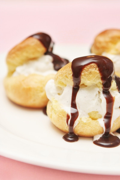 特写的profiteroles糕点在白色盘子上