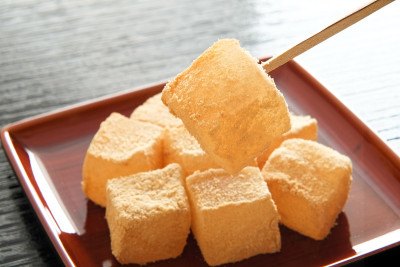 Warabimochi。日本bracken-starch饺子。