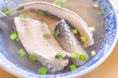 奶鱼皮汤，台南特色台湾美食。著名的午餐或早餐套餐蔬菜，俯视图，拷贝空间，关闭