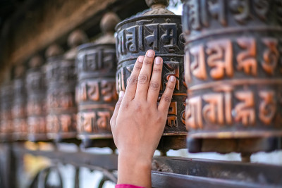 女人与祈祷轮