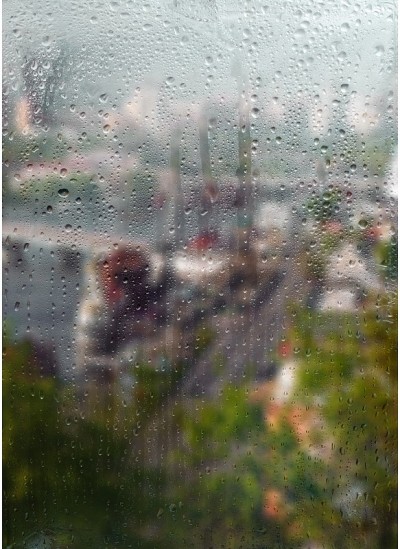 秋天，下雨的城市透过一扇窗户带着雨滴。