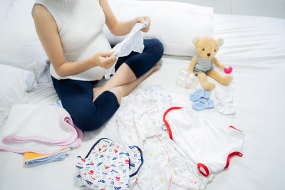 孕妇们正在为孩子们准备衣服。