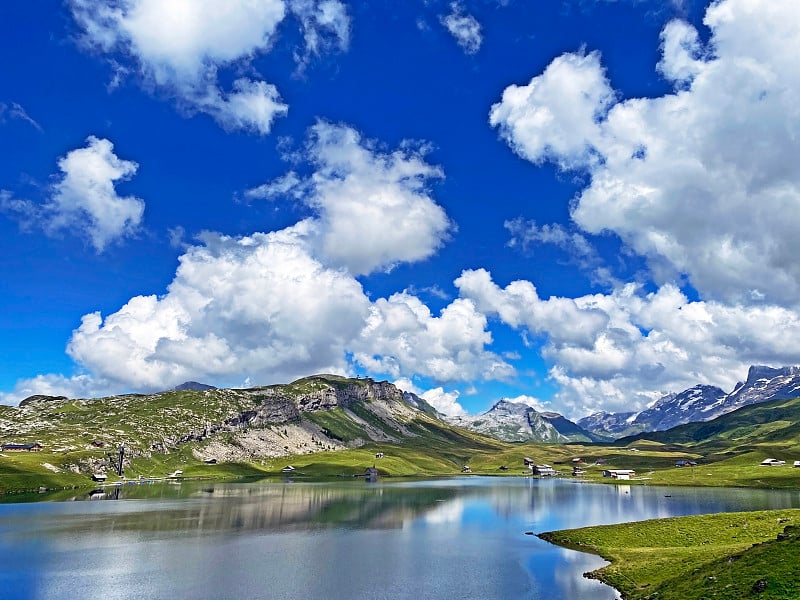 风景如画，美丽的云在瑞士的山峰和乌里阿尔卑斯山脉，梅尔赫塔尔-奥布瓦尔登州，瑞士(坎顿奥布瓦尔德，瑞