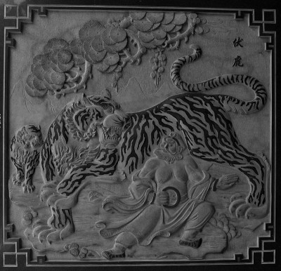 中国寺庙里的老虎和人打架的石雕