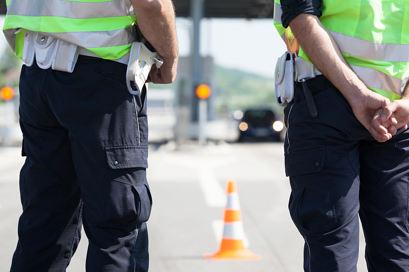 控制高速公路交通的警察