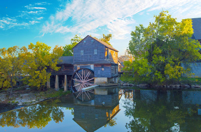 Piigeon Forge河上的Mill- grist Mill建于1830年，Piigeon Fo