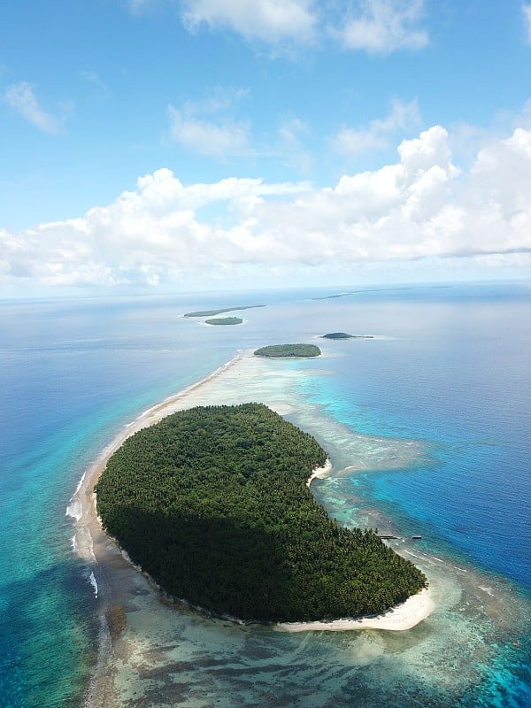 Edge of atoll and sand paradise in Truk lagoon, Ch