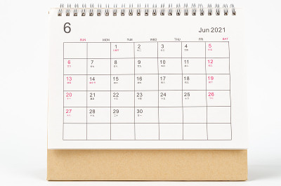 6月，日历办公桌2021为组织者计划和提醒在白色的背景。业务策划预约会议概念