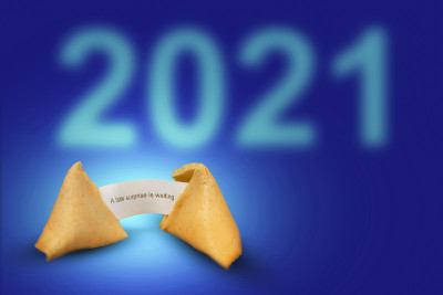 打开带有2021年惊喜信息的幸运饼干，在不久的将来，年份作为财富的象征