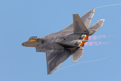 F-22猛禽在高G机动中，在翼尖和加力燃烧室形成凝结尾迹