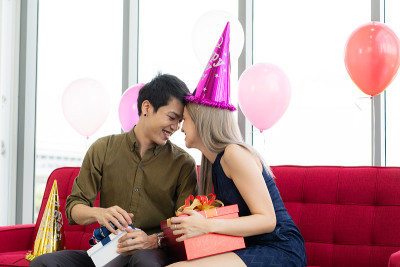 年轻的情侣们相亲相爱地庆祝新年。