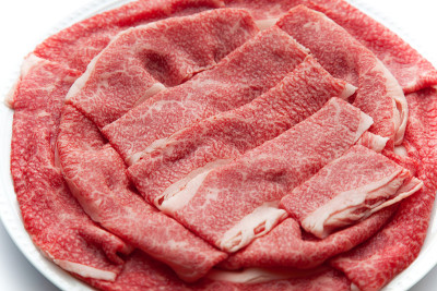 生牛肉日本黑和牛肉孤立在白色背景上