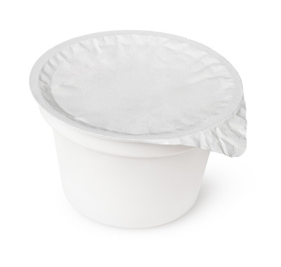 白色塑料容器，用于装乳制品，有铝箔盖