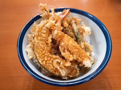 一碗米饭和炸鱼
