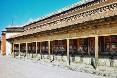 祈祷轮在寺庙周围等待朝圣者早上到达
