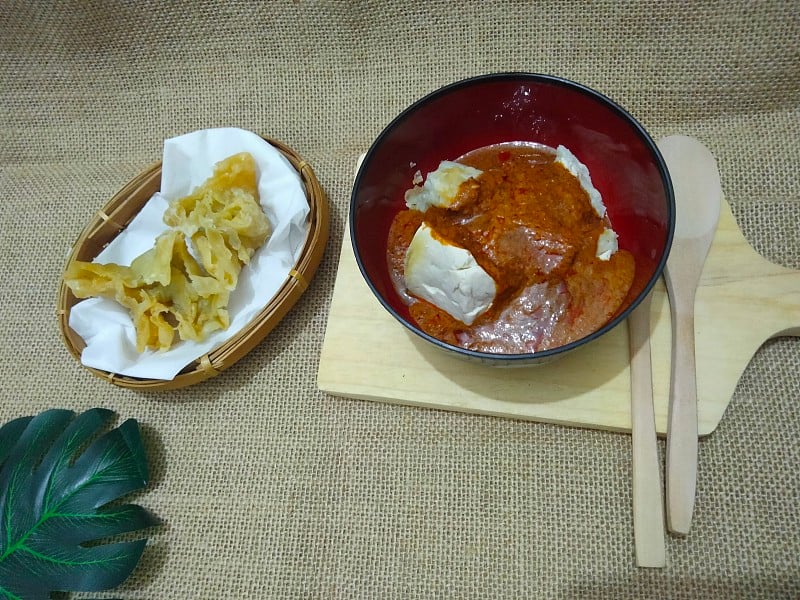 用炸饺和花生酱做成的饺子