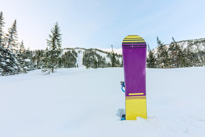 滑雪板站在雪山公路弗里德