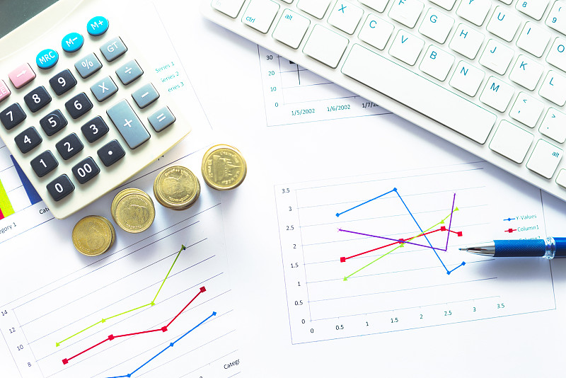 财务会计分析、文件报告、文书工作进度、带钱的增长图、带笔键盘和计算器的表格图表、业务规划工作。