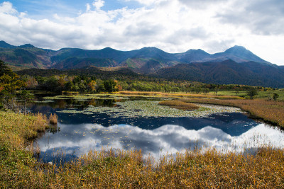 知床湖(知床五湖)第一湖和知床山的秋叶，知床，北海道，日本