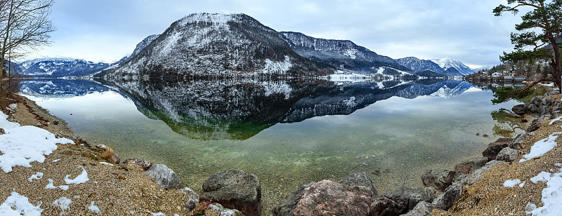 高山冬季湖泊全景图。