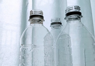 带有水滴的塑料瓶图像。