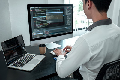 年轻程序员，在IT办公室的软件javascript计算机工作，编写代码和数据代码网站，编写数据库技术