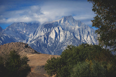 内华达山脉东侧的Lone Pine峰，Lone Pine镇，加州，Inyo县，美国，Inyo国家森林