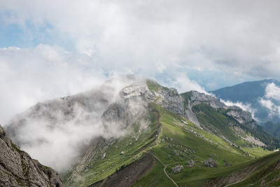 从皮拉图斯库尔姆山顶在卢塞恩的全景山景