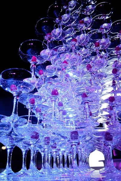 桌子上放着一堆放着樱桃的空马提尼酒杯。派对在俱乐部Phaselis玫瑰酒店在Kemer，土耳其，一个