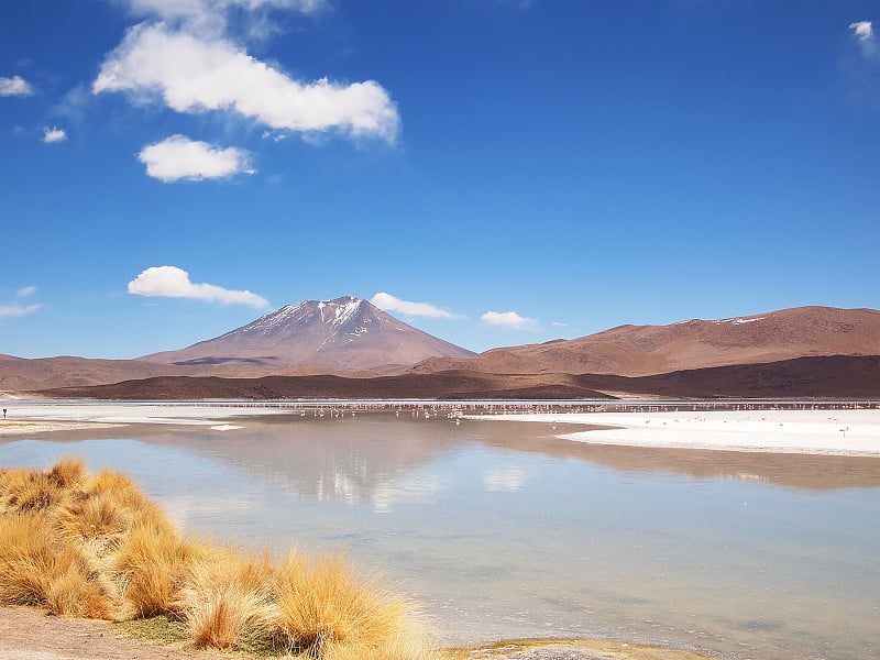 高原地貌与火山和湖泊在玻利维亚