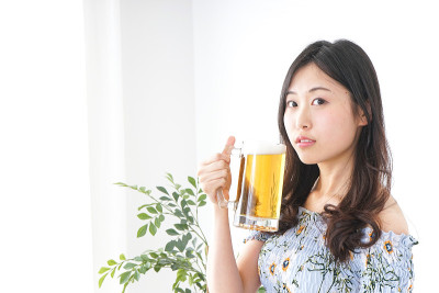 年轻女子喝啤酒