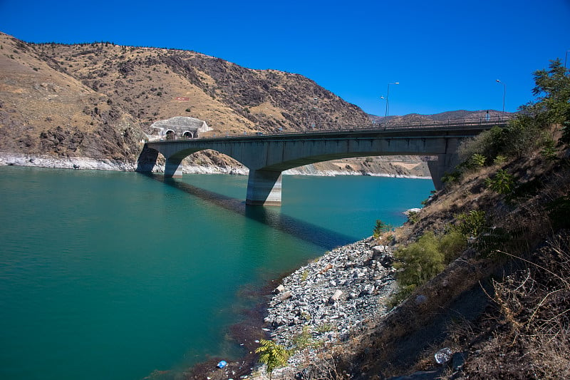 以拉齐格的哈扎尔湖(Elazığ)。伊拉齐格里海湖大桥