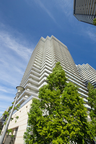 日本横滨车站周围的高层建筑和公寓