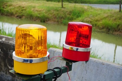 警示灯和带灯车