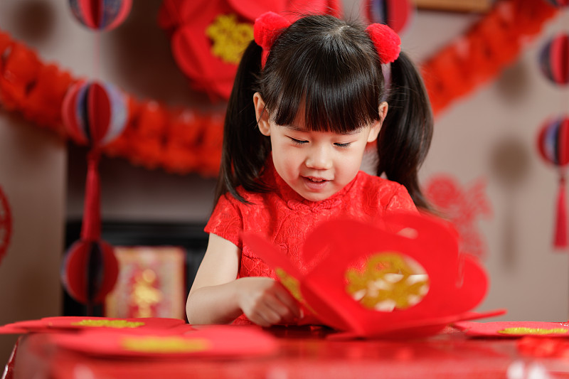 年轻的中国女孩做传统的中国福意味着幸运的灯笼庆祝中国新年