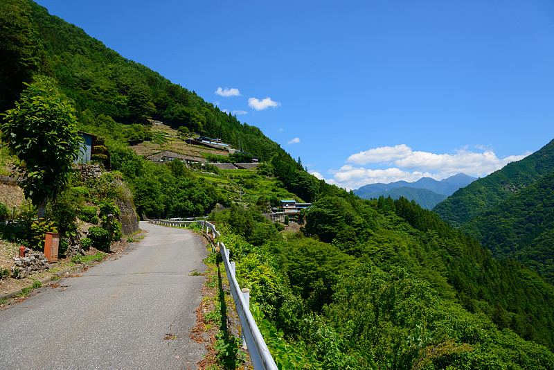 日本南部的阿尔卑斯山和日本长野饭田下谷村