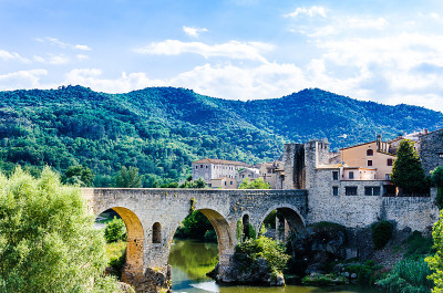 西班牙赫罗纳Besalú镇中世纪桥