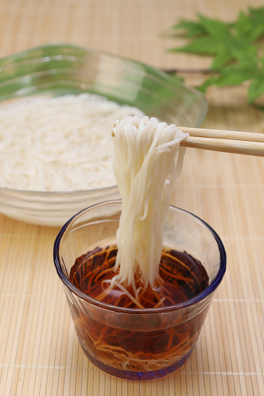 日本的面条菜肴叫汉子。