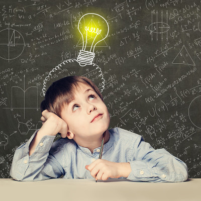 儿童学校男孩看灯泡的背景与科学公式