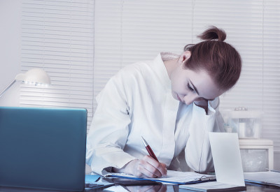 科学家或者穿白大褂的医生会做笔记