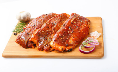 用腌汁烤的肉排。