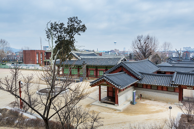 位于韩国水原的华城haengung宫的木屋和黑色瓷砖，这是郑州国王和皇室在战争期间撤退的最大的一座宫