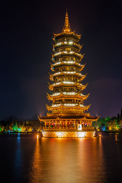 中国桂林山湖金塔的画像。