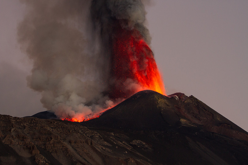 埃特纳火山在不断喷发中产生熔岩喷泉。